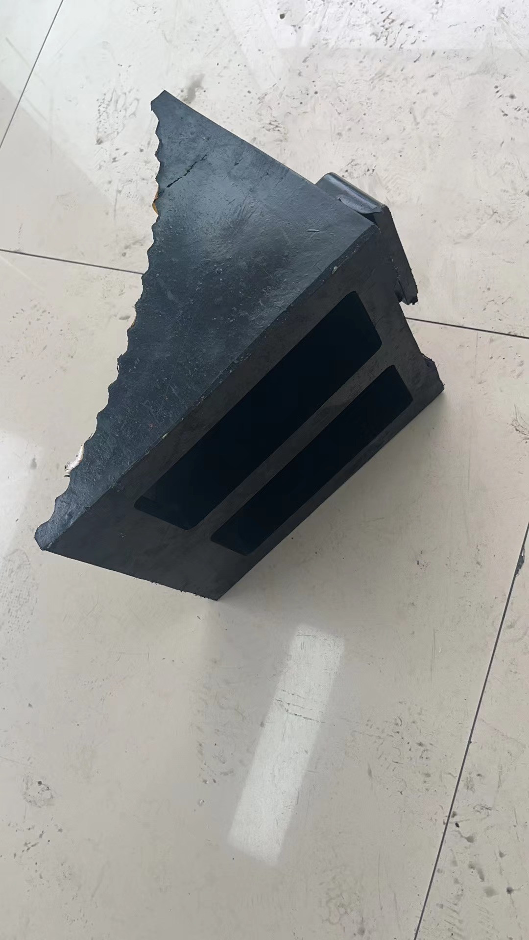 Cục Chặn lùi xe tam giác chất liệu cao su có phản quang loại siêu bền năng hơn 10Kg. - Ảnh 3