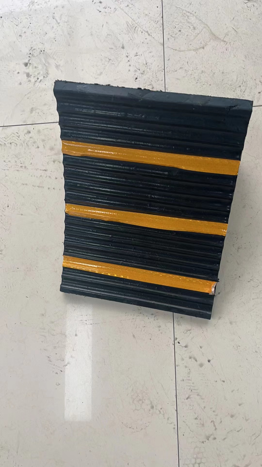 Cục Chặn lùi xe tam giác chất liệu cao su có phản quang loại siêu bền năng hơn 10Kg. - Ảnh 4