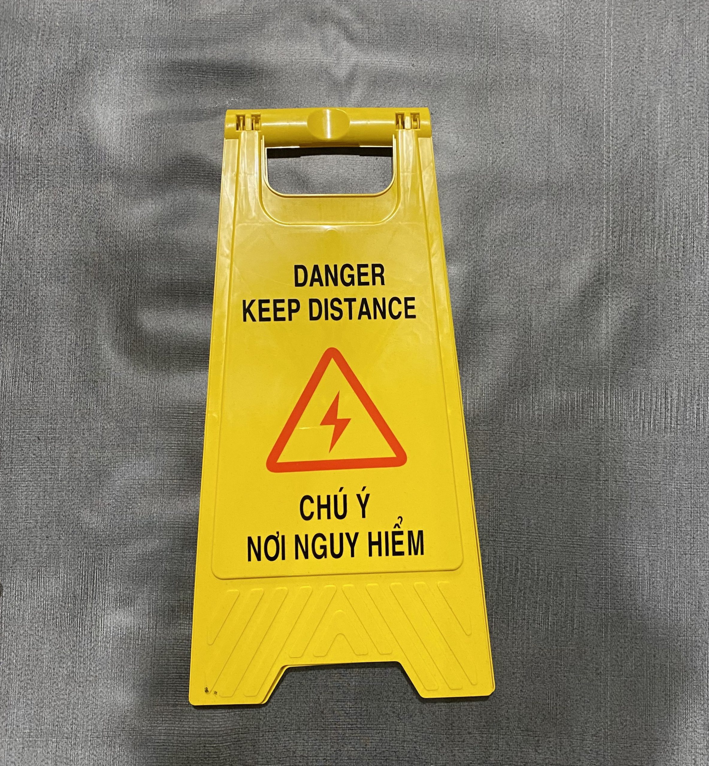 Biển bảng cảnh báo chữ A Chú ý nơi nguy hiểm