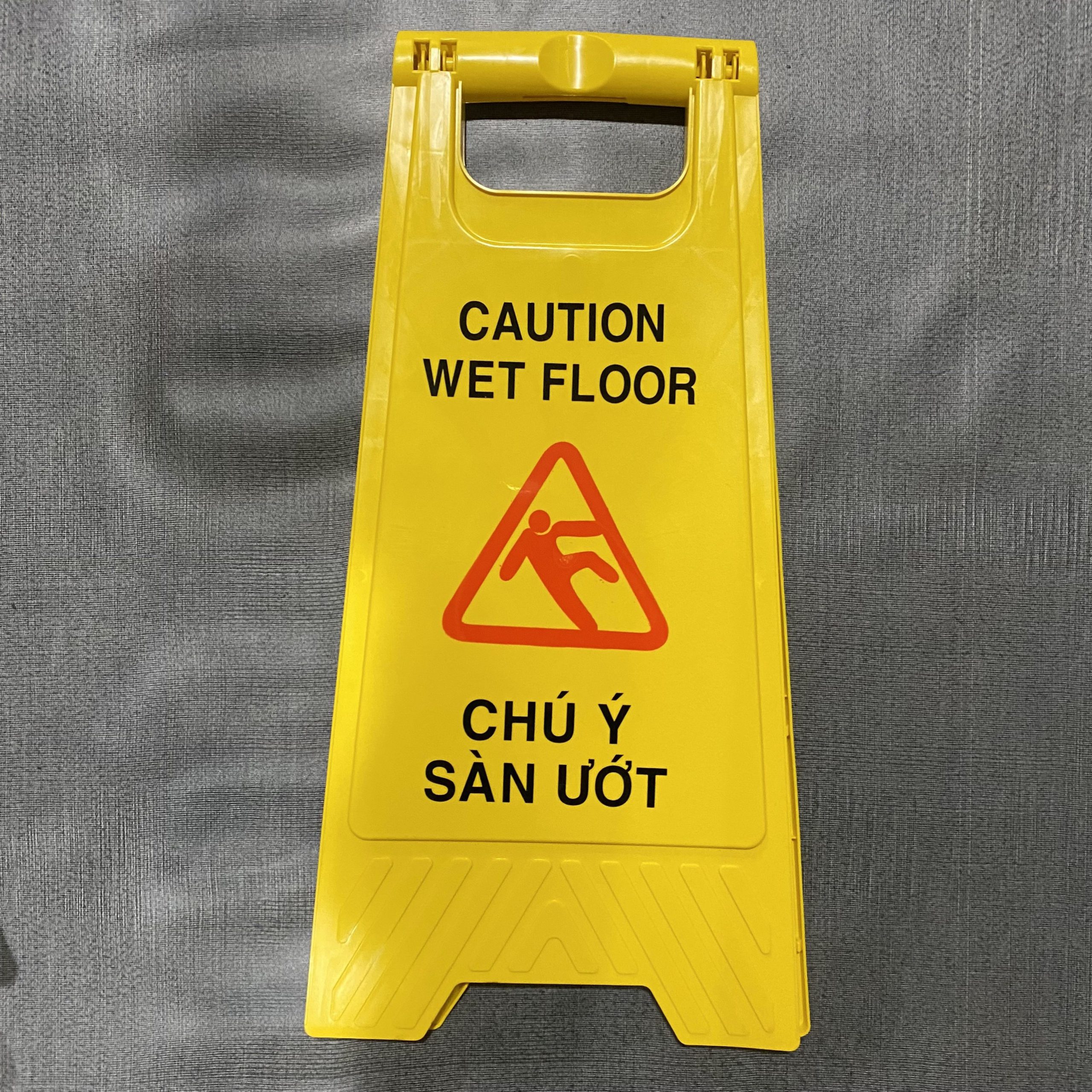 Biển bảng cảnh báo chữ A Chú ý sàn ướt