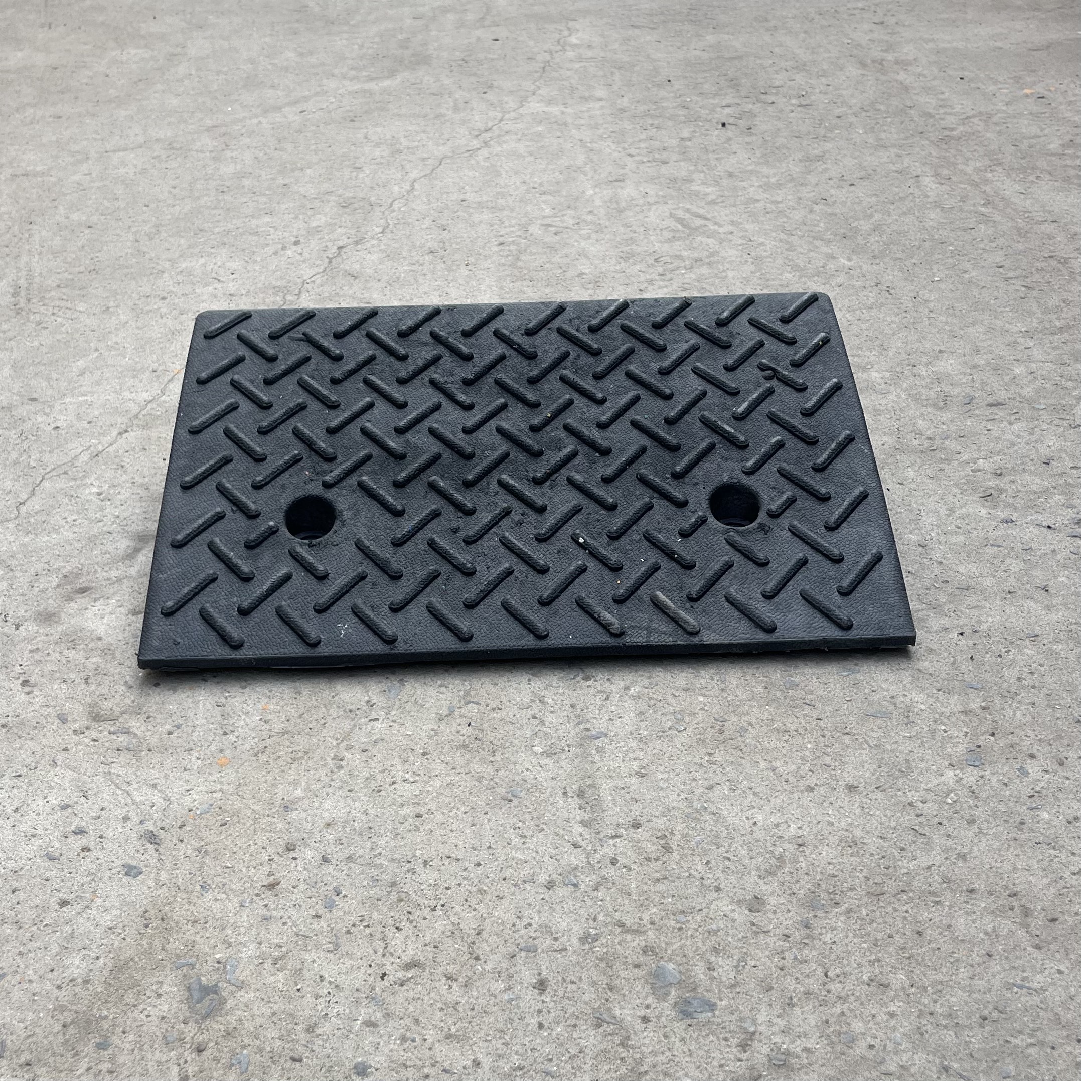 Bục chặn lùi xe 50*32*13cm an toàn, tiện lợi, chịu va đập cực kì tốt - Ảnh 2