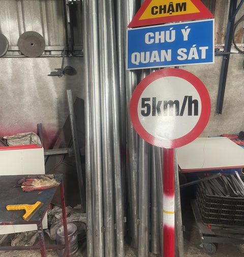 Biển cảnh báo chú ý quan sát kết hợp Điều chỉnh tốc độ