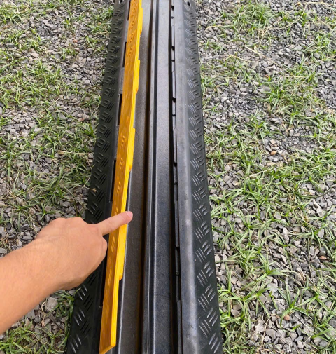 Gờ cao su bảo vệ luồn dây điện 2 rãnh