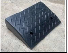 Bục cao su chặn lùi xe có rãnh nước 50CM